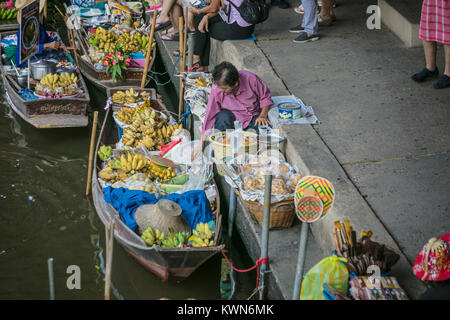 Thai Händler sat per Boot, Damnoen Saduk schwimmenden Markt, Thailand. Stockfoto