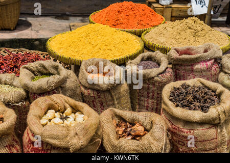 Säcke aus chinesischen Kräutern auf dem Markt, Bohnen, Nüsse, Getreide und Curry Befugnisse Stockfoto