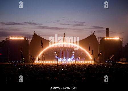 Der Bereich vor der Orange Stage beim Roskilde Festival ist mit amüsiert und unterhalten Musik Fans, die anderen live Konzert genießen. Dänemark 2012. Stockfoto