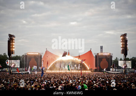 Der Bereich vor der Orange Stage beim Roskilde Festival ist mit amüsiert und unterhalten Musik Fans, die anderen live Konzert genießen. Dänemark 2012. Stockfoto