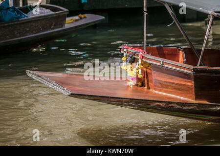 Traditionelle Girlande mit Blumen auf der Vorderseite des Touristenboot, Damnoen Saduk schwimmenden Markt, Thailand. Stockfoto