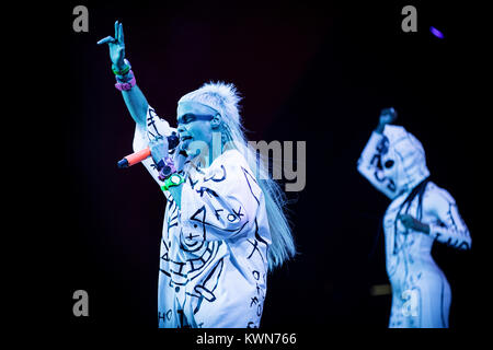 Die Südafrikanische rap Duo sterben Antwoord führt ein Live Konzert in der Orange Stage bei den Danish Music festival Roskilde Festival 2015. Das Duo besteht aus den beiden Rave-Sänger Ninja und YoLandi Visser (dargestellt), die Lyrics in Afrikaans, Xhosa und Englisch durchführen. Dänemark, 03/07 2015. Stockfoto