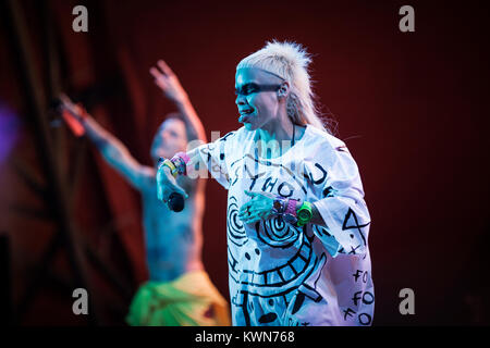 Die Südafrikanische rap Duo sterben Antwoord führt ein Live Konzert in der Orange Stage bei den Danish Music festival Roskilde Festival 2015. Das Duo besteht aus den beiden Rave-Sänger Ninja und YoLandi Visser (dargestellt), die Lyrics in Afrikaans, Xhosa und Englisch durchführen. Dänemark, 03/07 2015. Stockfoto