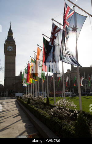 Flaggen der Commonwealth am Parliament Square in London, England zu fliegen. Sie sind in einer Feier des Commonwealth Tag angezeigt. Stockfoto