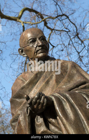 Statue von Mahatma Gandhi am Parliament Square in London, England. Gandhi (1869 - 1948) war ein Führer im Kampf um die Unabhängigkeit Indiens. Stockfoto