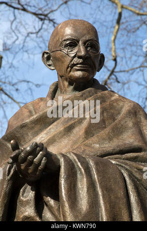 Statue von Mahatma Gandhi am Parliament Square in London, England. Gandhi (1869 - 1948) war ein Führer im Kampf um die Unabhängigkeit Indiens. Stockfoto