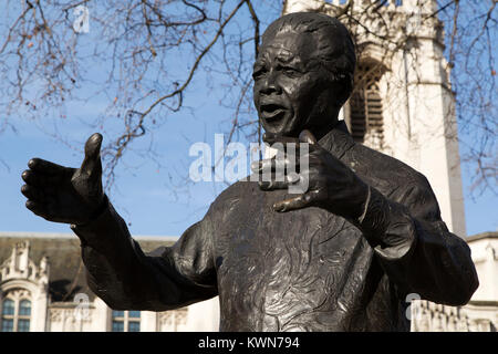 Statue von Nelson Mandela auf den Parliament Square in London, England. Mandela (1918 - 2013) war Präsident von Südafrika von 1994 bis 1999. Stockfoto