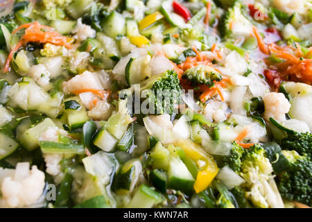 Vorbereitung auf die Piccalilli mit frisch geschnittenes Gemüse eingetaucht in Salzlake. Stockfoto