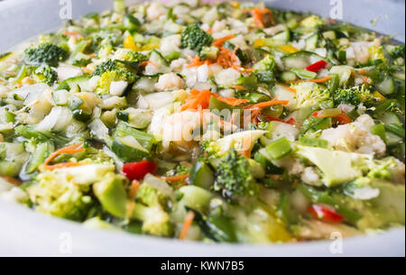 Vorbereitung auf die Piccalilli mit frisch geschnittenes Gemüse eingetaucht in Salzlake. Stockfoto