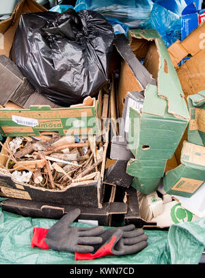 Hausmüll in der hinteren Ladefläche von Familie Immobilien Auto. bereit für das Recycling. Stockfoto