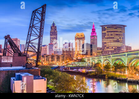 Cleveland, Ohio, USA Skyline der Innenstadt am Fluss. Stockfoto