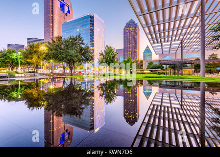 Dallas, Texas, USA Downtown Plaza und Skyline. Stockfoto