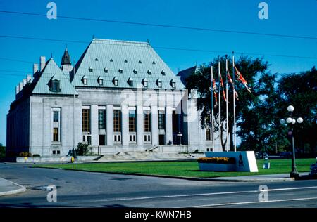 Fassade der Oberste Gerichtshof von Kanada mit einem kanadischen Flaggen fliegen, Ontario, Kanada, 1950. Stockfoto