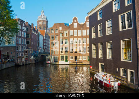 Oudezijds Achterburgwal Kanal mit St. Nicholas Kirche, Rotlichtviertel, Amsterdam, Niederlande Stockfoto
