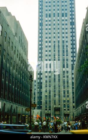 Touristen sammeln außerhalb der 30 Rockefeller Plaza, die jetzt als die GE Building, Art Deco Stil Wolkenkratzer in Midtown Manhattan, im Rockefeller Center in New York City, New York, 1965 bekannt. Stockfoto