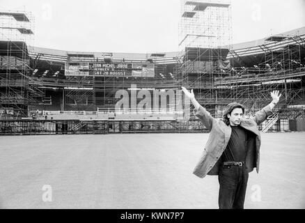 Jean Michel Jarre vor der Bühne errichtet von der Edwin Shirley Staging Crew in Wembley Stadium für die Jean Michel Jarre Konzert Tour, Europa im Konzert, London, 26. - 28. August 1993 Stockfoto