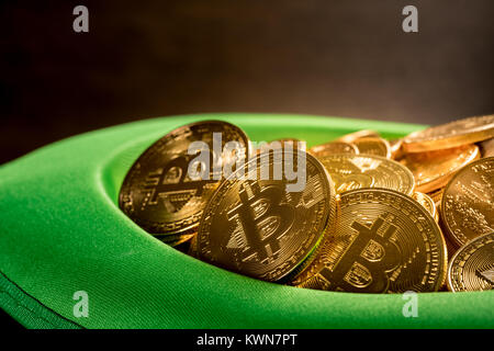 Stapel von Bitcoins innerhalb der grünen Hut St Patricks Day Stockfoto