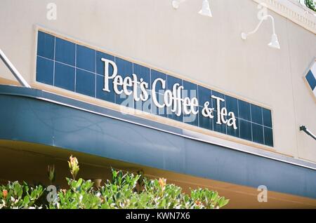 Beschilderung für das Cafe "Peet's"-Kaffee und Tee in der San Francisco Bay Area Stadt Danville, Kalifornien, Juli, 2017. Stockfoto