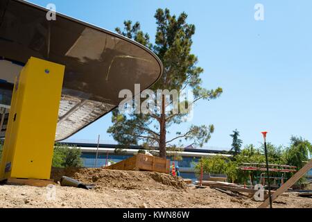 Teile eines Gebäudes auf einer Baustelle im Apple Park, umgangssprachlich als "Raumschiff", die neue Zentrale von Apple Inc. in den Silicon Valley Stadt Cupertino, Kalifornien, 25. Juli 2017 bekannt. Stockfoto