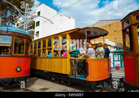 Ferrocarril de Soller, Straßenbahn zwischen Sóller und Port de Sóller, Carrer de la Marina, seaside Street, Port de Soller, Mallorca, Balearen, Spanien Stockfoto