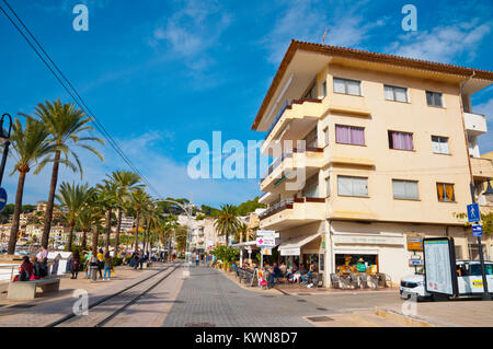 Die Carrer de la Marina, seaside Street, Port de Soller, Mallorca, Balearen, Spanien Stockfoto