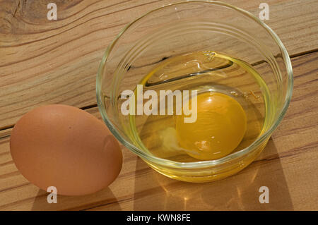 Braun Huhn Eier in der Schale und gebrochen Lesen für das Kochen. Stockfoto