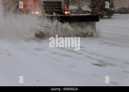 Reinigung von Schnee Sturm. Schnee Entferner LKW-Reinigung Straßen der Stadt im Schnee Sturm Stockfoto