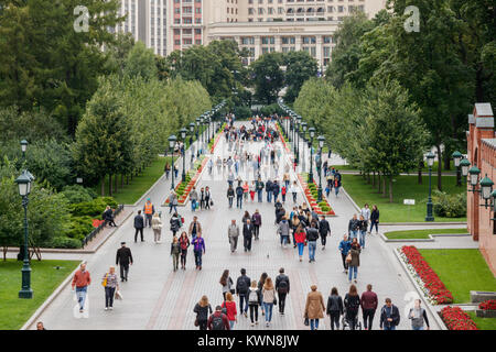 Touristen zu Fuß durch die Alexandrovsky Garden, einem Park entlang der westlichen Kremlmauer. Moskau, Russland. Stockfoto