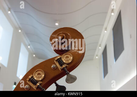 Hals Kopf und Blättern und Stimmwirbel einer Hand geschnitzten Kontrabass im Museo del Violino, Violine und String Instrument Museum von Cremona Stockfoto