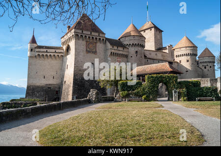 Das Château de Chillon am Genfer See, eine mittelalterliche Festung, Denkmalschutz und touristische Attraktion in der Nähe von Speicherkraftwerke Veytaux, Kanton Waadt, Schweiz Stockfoto