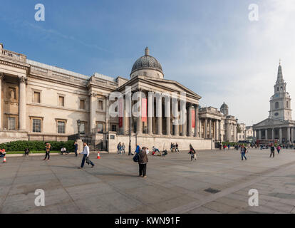 National Gallery in London, Fassade auf dem Trafalgar Square von William Wilkins; 1832 - 8 mit der Kirche St. Martin-in-the-Felder auf der rechten Seite