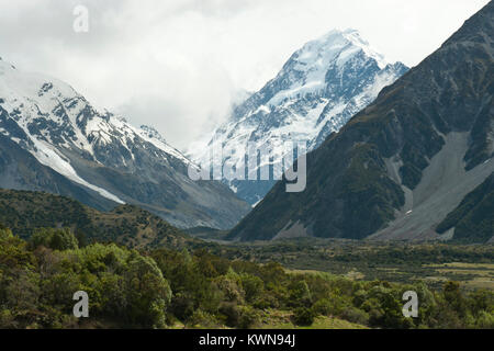 Iconic Mount Cook/Aoraki, schneebedeckte, mit Hooker Valley im Vordergrund. Sonnig, blauer Himmel. Frühling/Anfang Sommer. Stockfoto