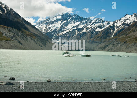 Iconic Mount Cook/Aoraki, schneebedeckte, mit Gletscherwasser Hooker Lake und Eisberge schmelzen im Vordergrund. Sonnig, blauer Himmel. Frühling/Anfang Sommer. Stockfoto