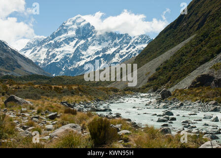 Iconic Mount Cook/Aoraki, schneebedeckte, mit Hooker Fluss im Vordergrund. Sonnig, blauer Himmel. Frühling/Anfang Sommer. Stockfoto