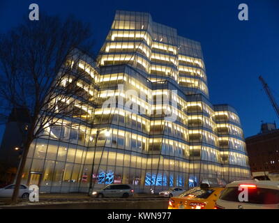 New York City, IAC Gebäude entlang der West Side Highway gelegen und von dem Architekten Frank Gehry entworfen. Dies ist die erste Gehry Gebäude in New York. Thi Stockfoto
