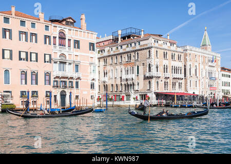 Gondeln auf Basino San Marco, Venedig, Italien vor der Danieli Hotel Palazzo und Palazzo Emo Treves dei Bonfili Stockfoto