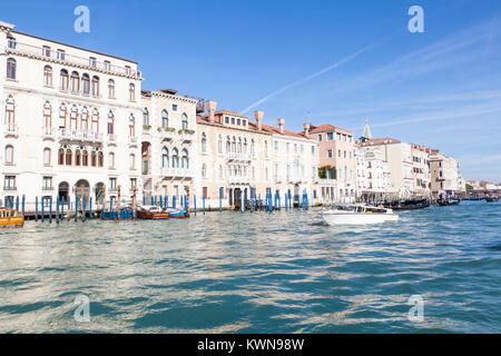 Palazzos auf Basino San Marco, St Marks Becken, oder Lagune von Venedig, Venedig, Italien mit einem Wassertaxi und Gondeln im Herbst Sonnenschein Stockfoto