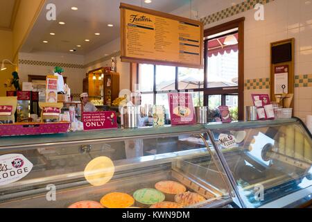 Mitarbeiter Service Eis in Fenton's Molkerei, eine klassische Creamery und Ice Cream Shop ursprünglich 1894 gegründet, auf Piedmont Avenue in Oakland, Kalifornien, 27. Juli 2017. Stockfoto