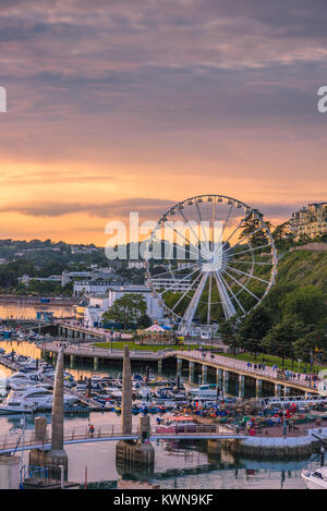 Torquay, Devon, England. August 2017 - Panoramablick auf den Hafen von der beliebte Badeort bei einem Sonnenuntergang. Stockfoto