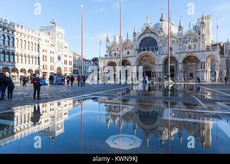 Piazza San Marco und der Basilika San Marco in Acqua Alta High Tide, Venedig, Italien, um an einem sonnigen Tag im Winter wider Stockfoto