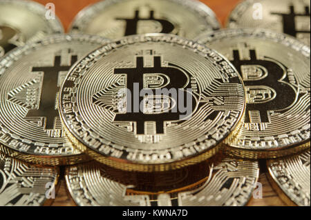 Physische golden Bitcoins. Konzeptionelle Bild für cryptocurrency Stockfoto
