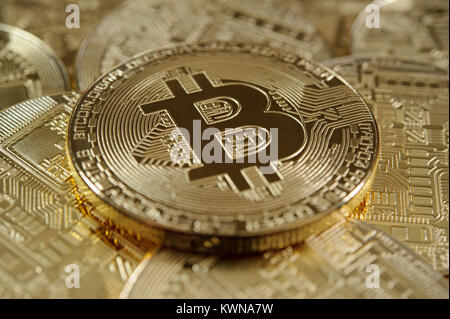 Bitcoin liegen auf Stapel von anderen Bitcoins Stockfoto