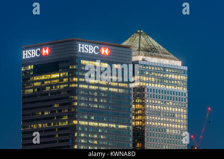 London, England, September 2017 - Büros im Finanzzentrum Canary Wharf im Osten Londons Licht bis zum Sonnenuntergang. One Canada Square und HSBC Gebäude Stockfoto