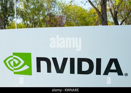 Beschilderung mit Logo im Silicon Valley Hauptsitz der Computer Graphics Hardware unternehmen Nvidia, Santa Clara, Kalifornien, 17. August 2017. Stockfoto
