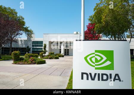 Beschilderung mit Logo im Silicon Valley Hauptsitz der Computer Graphics Hardware unternehmen Nvidia, Santa Clara, Kalifornien, 17. August 2017. Stockfoto