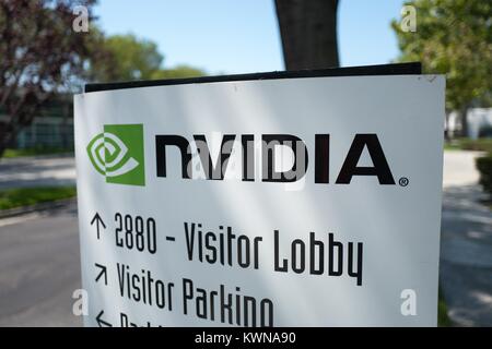 Beschilderung mit Logo im Silicon Valley Hauptsitz der Computer Graphics Hardware unternehmen Nvidia, Santa Clara, Kalifornien, 17. August 2017. Stockfoto