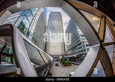 Canary Wharf, London. Fisheye geschossen von einem Kanada Platz unter den anderen Gebäuden. Blick von Crossrail, Haus der Zukunft Elizabeth Line Station. Stockfoto