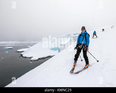 Alpine ski Bergsteiger ski Downhill in der Antarktis Stockfoto