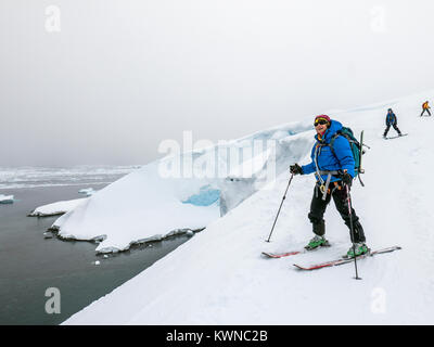 Alpine ski Bergsteiger ski Downhill in der Antarktis Stockfoto