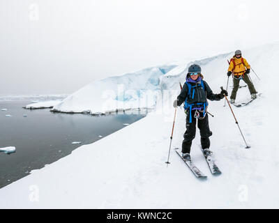 Alpine ski Bergsteiger ski Downhill in der Antarktis Stockfoto